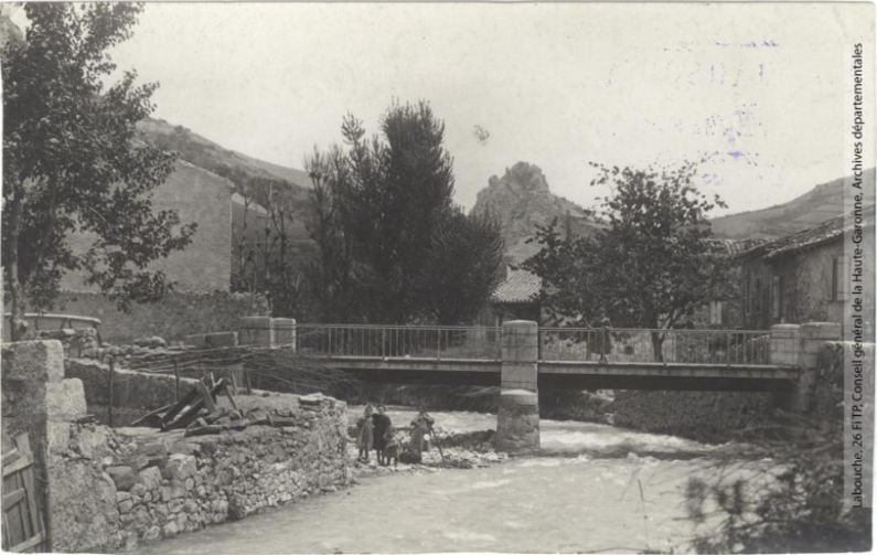 Vallée de l'Aude et environs. 390. Le Rebenty : Joucou : le pont sur le Rebenty / photographie Henri Jansou (1874-1966). - Toulouse : maison Labouche frères, [entre 1900 et 1940]. - Photographie (1900/1940) recto